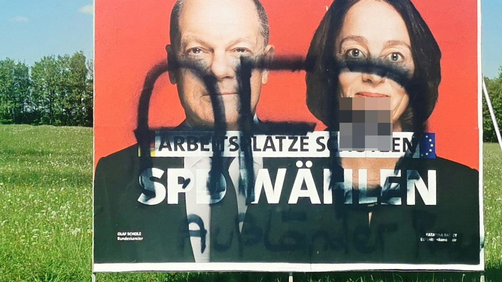 Das Foto zeigt ein beschmiertes Wahlkampf-Plakat der SPD im Mai 2024.
