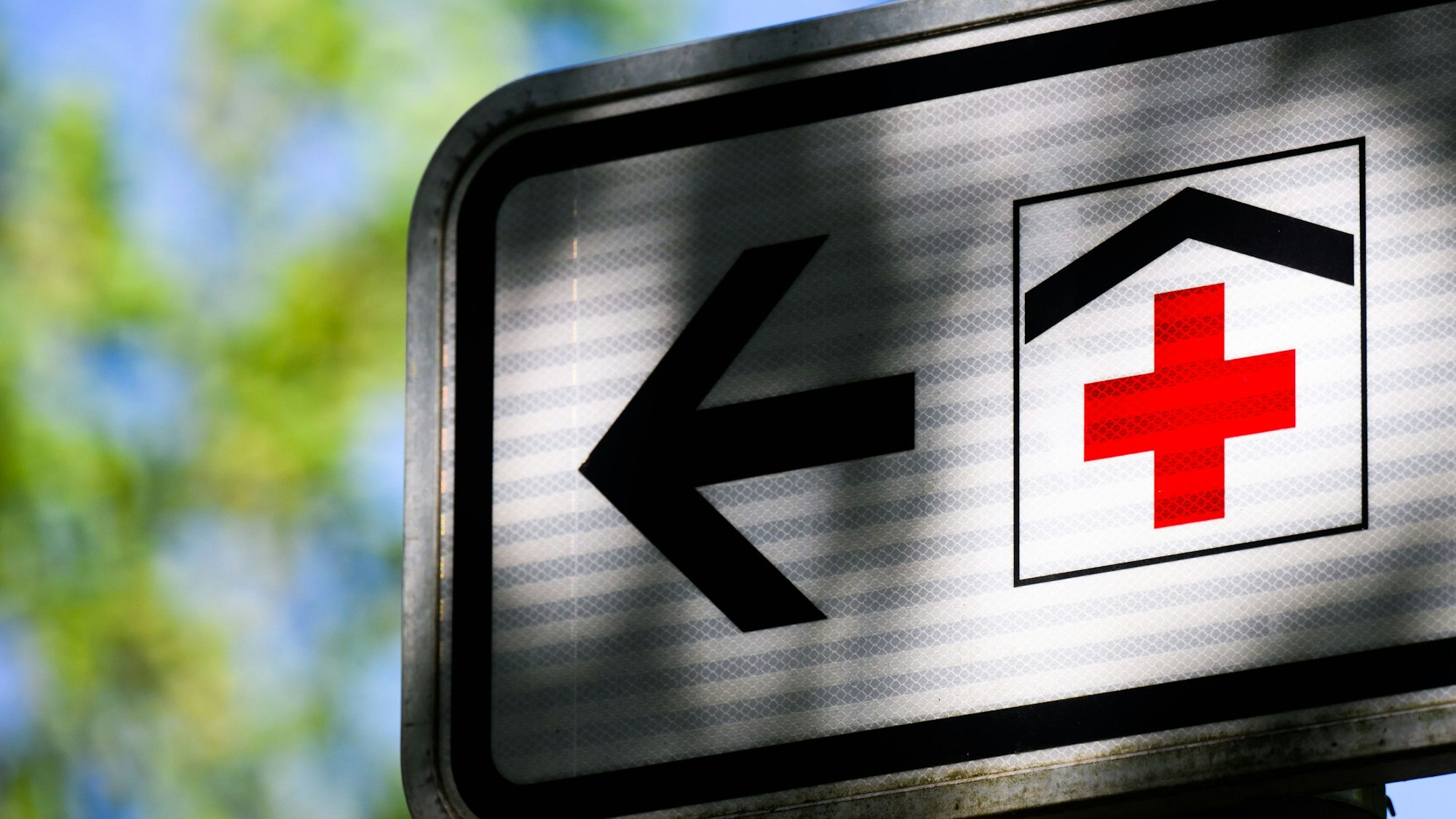 Ein Schild weist den Weg zu einem Krankenhaus.