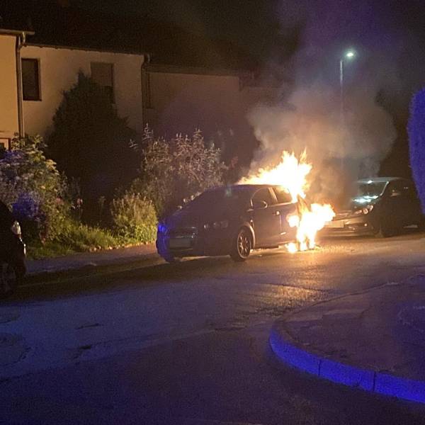 Aus dem Heck eines Chevrolets schlugen Flammen.