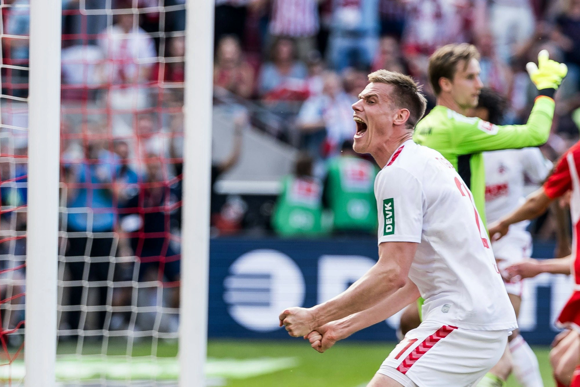 Kölns Steffen Tigges bejubelt das 3:2 durch Damion Downs gegen Union Berlin.