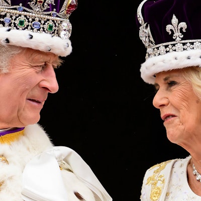 König Charles III. und Königin Camilla  nach ihrer Krönung auf dem Balkon des Buckingham-Palastes.