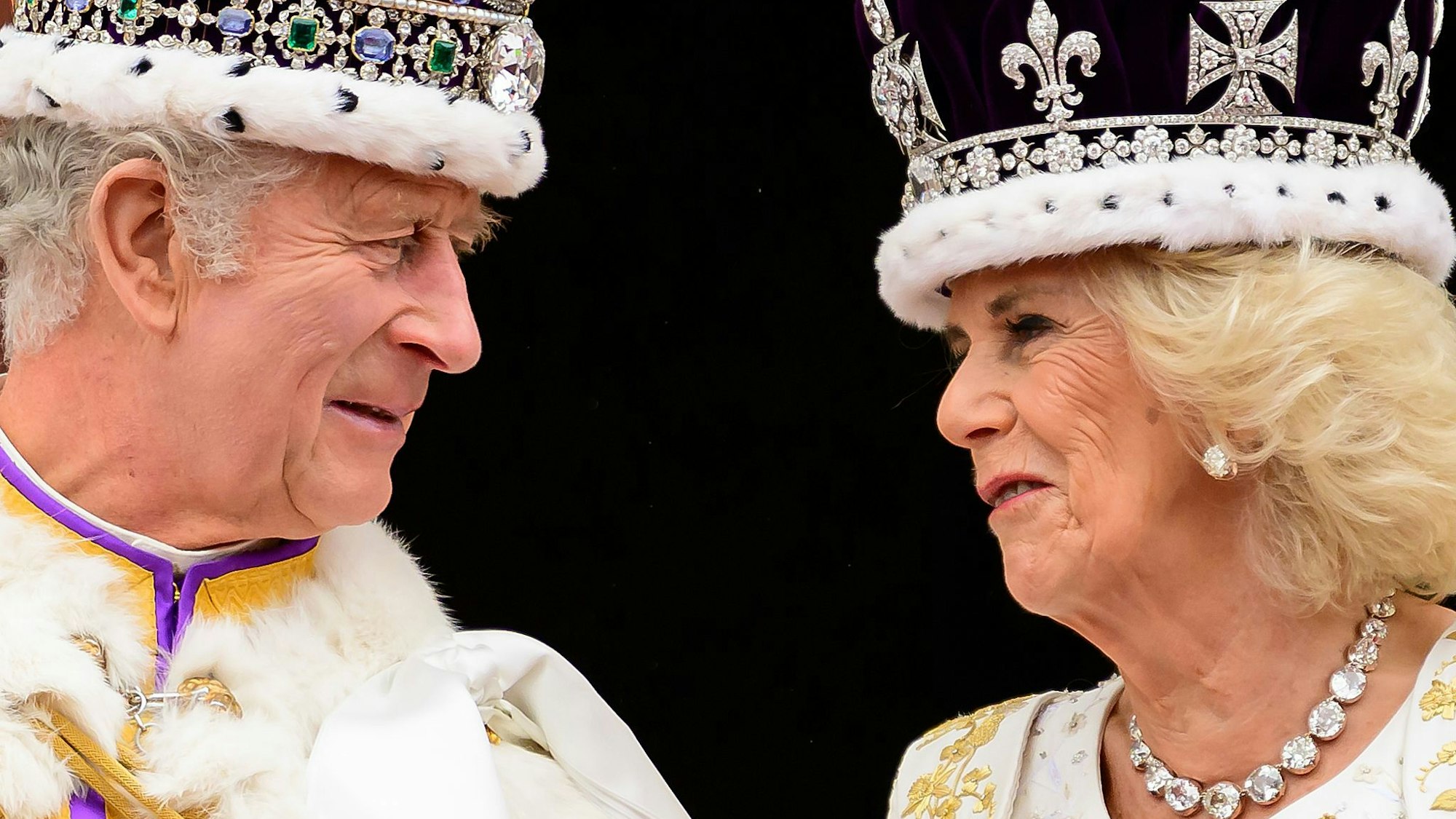 König Charles III. und Königin Camilla nach ihrer Krönung auf dem Balkon des Buckingham-Palastes.