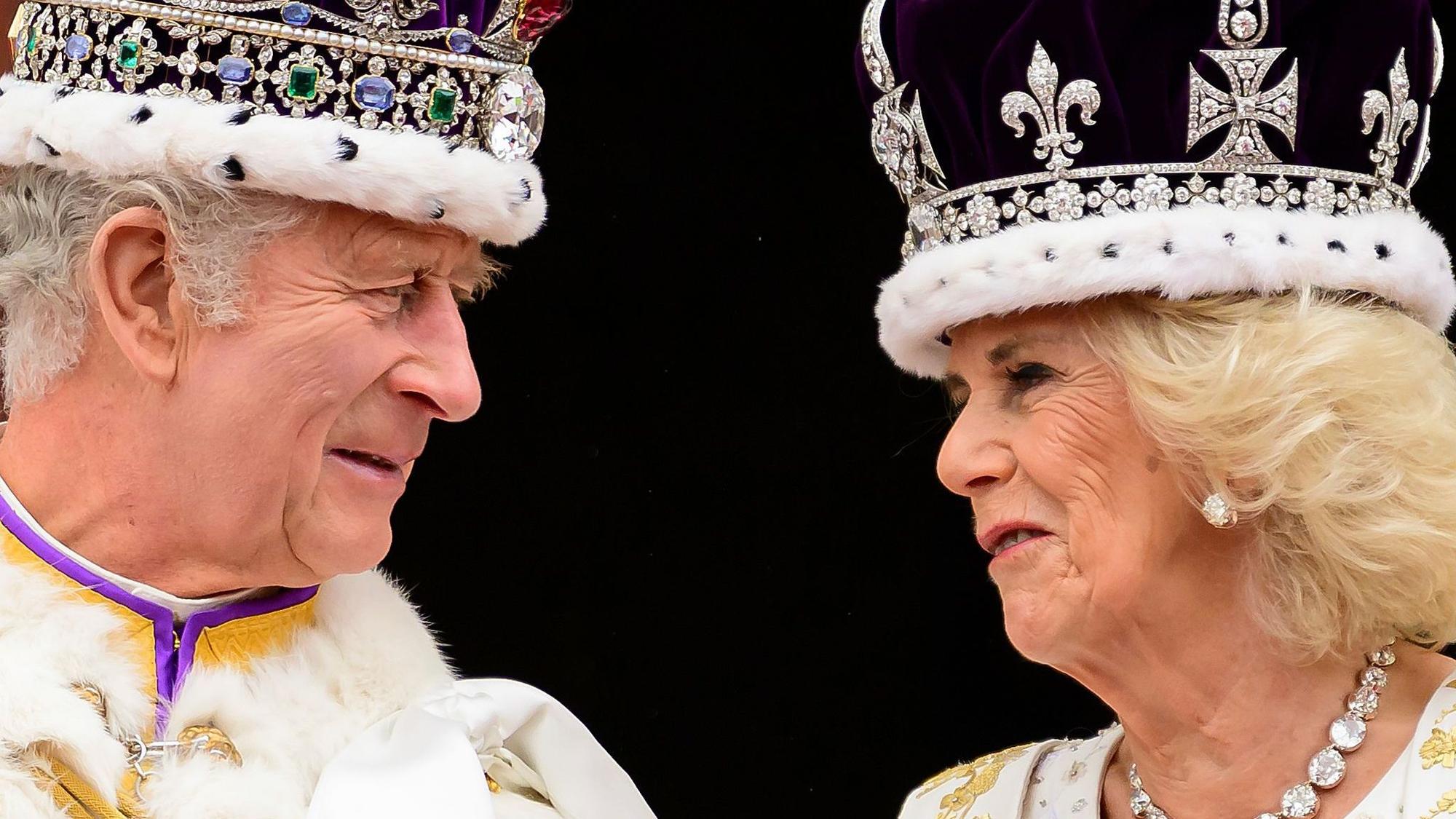 König Charles III. und Königin Camilla nach ihrer Krönung auf dem Balkon des Buckingham-Palastes.