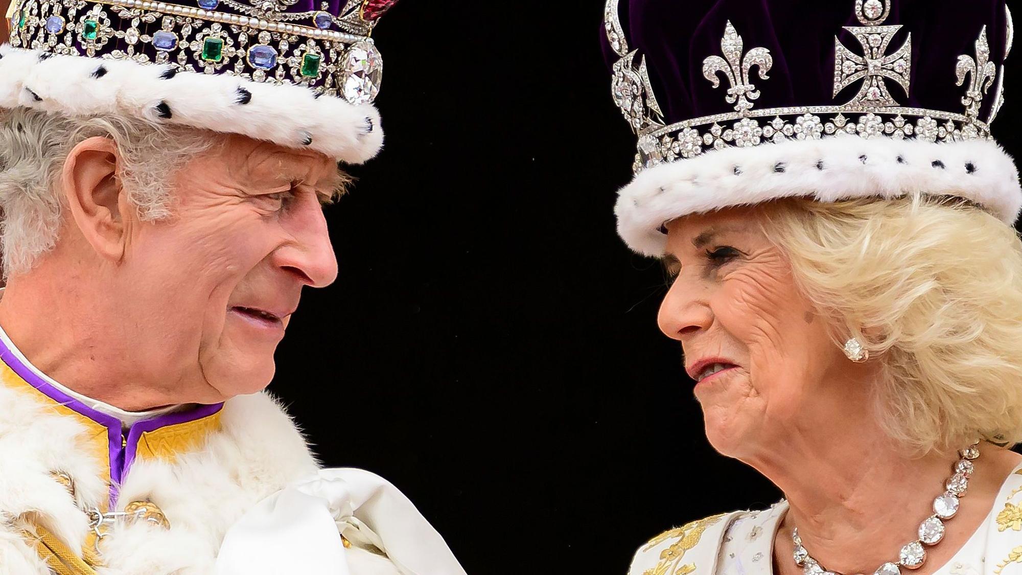 König Charles III. und Königin Camilla nach ihrer Krönung auf dem Balkon des Buckingham-Palastes.