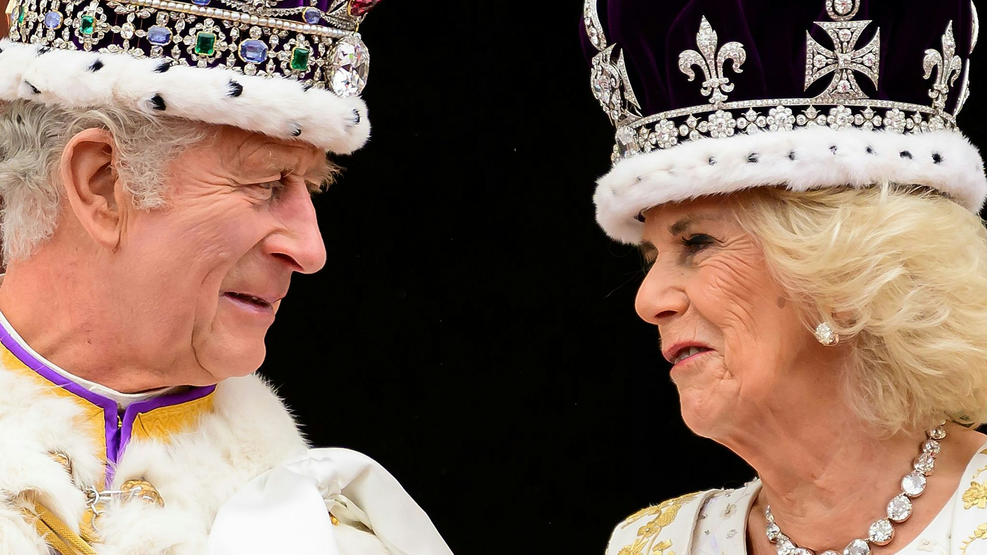 König Charles III. und Königin Camilla auf dem Balkon des Buckingham-Palastes.