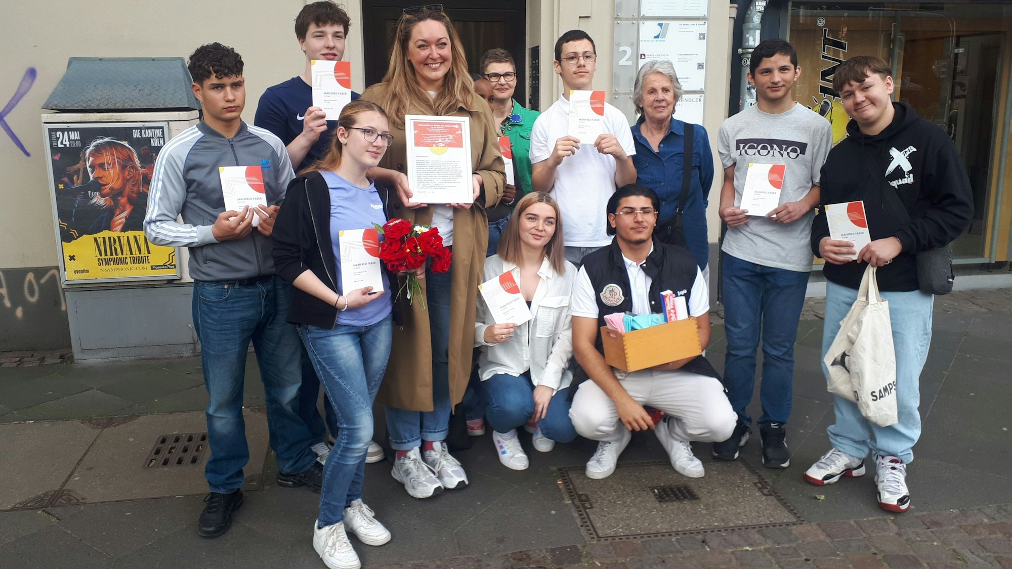 Neun Mitglieder der Schulklasse 9a aus der KHS Großer Griechenmarkt, mit Klassenlehrerin Svea Koslowski (4.v.l.) sowie Ingrid Blom-Böer (5.v.l.) und Claudia von Velsen (3.v.r.). Der Stolperstein für Manfred Faber wurde im Oktober 2023 verlegt.