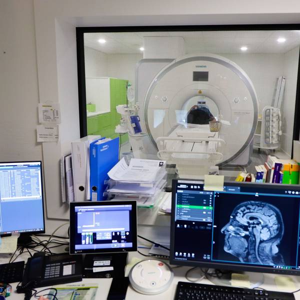 19.10.2022,Köln: Neues MRT( AERA Magnetom von Siemes) in der Radiologie des Sankt Antonius Krankenhauses in der Kölner Schillerstrasse.Foto Dirk Borm