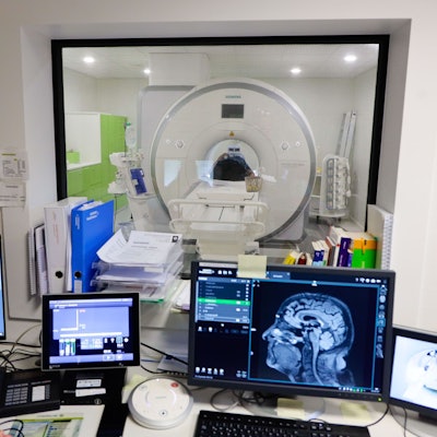 19.10.2022,Köln: Neues MRT( AERA Magnetom von Siemes) in der Radiologie des Sankt Antonius Krankenhauses in der Kölner Schillerstrasse.Foto Dirk Borm