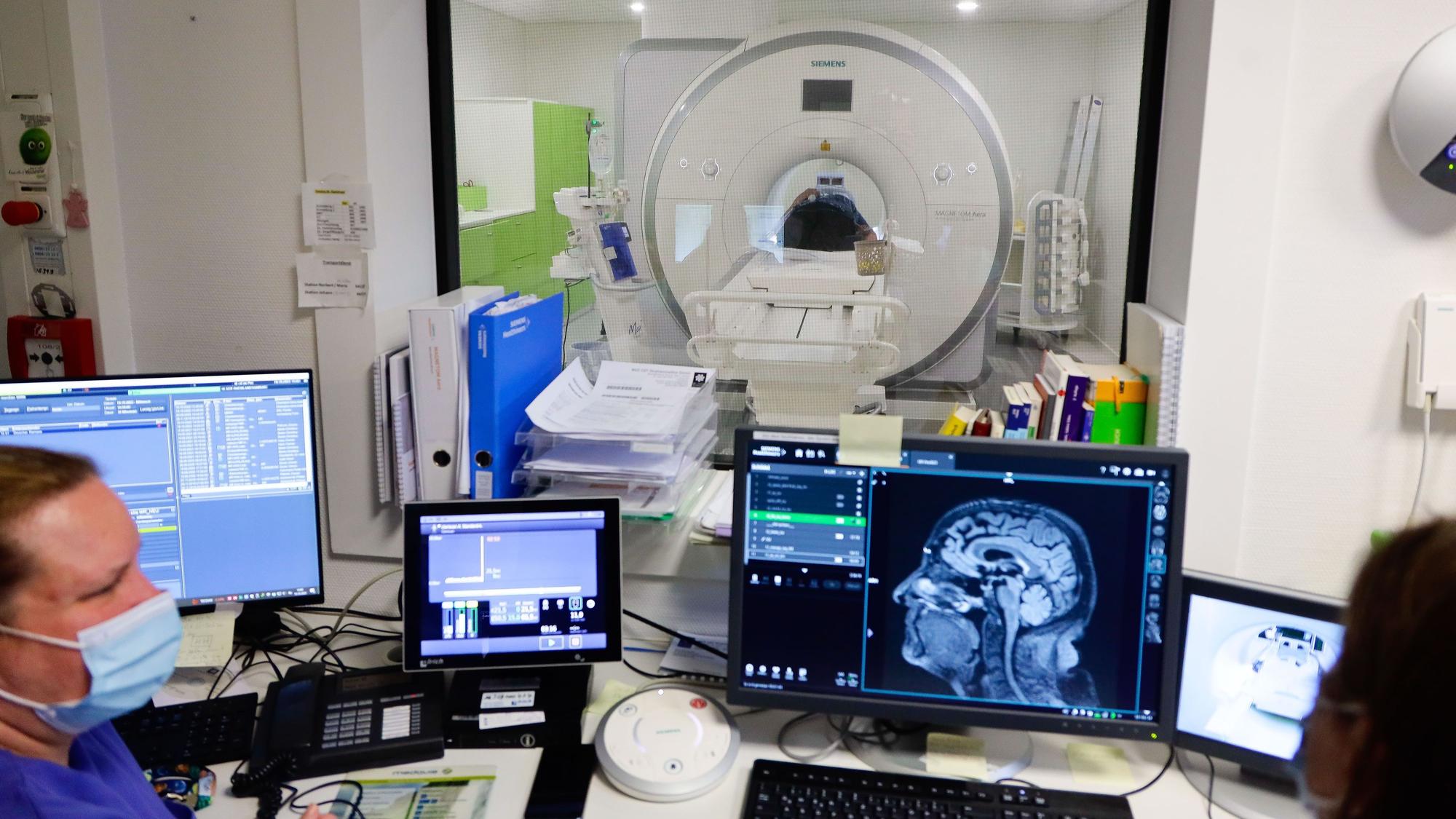 19.10.2022,Köln: Neues MRT( AERA Magnetom von Siemes) in der Radiologie des Sankt Antonius Krankenhauses in der Kölner Schillerstrasse.Foto Dirk Borm