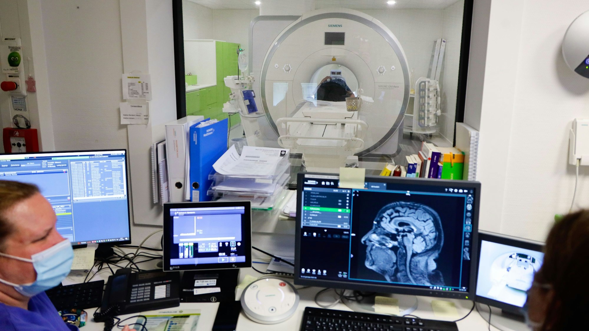 19.10.2022,Köln: Neues MRT( AERA Magnetom von Siemes) in der Radiologie des Sankt Antonius Krankenhauses in der Kölner Schillerstrasse.Foto Dirk Borm