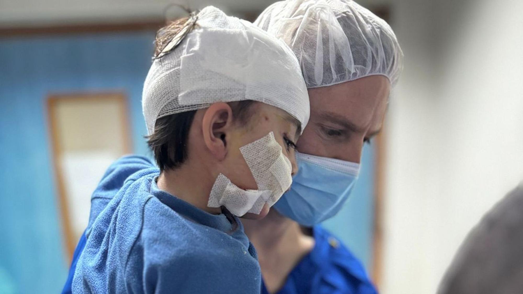 Rafah, Gaza: Dr. Jan Wynands mit seiner kleinen Patientin.