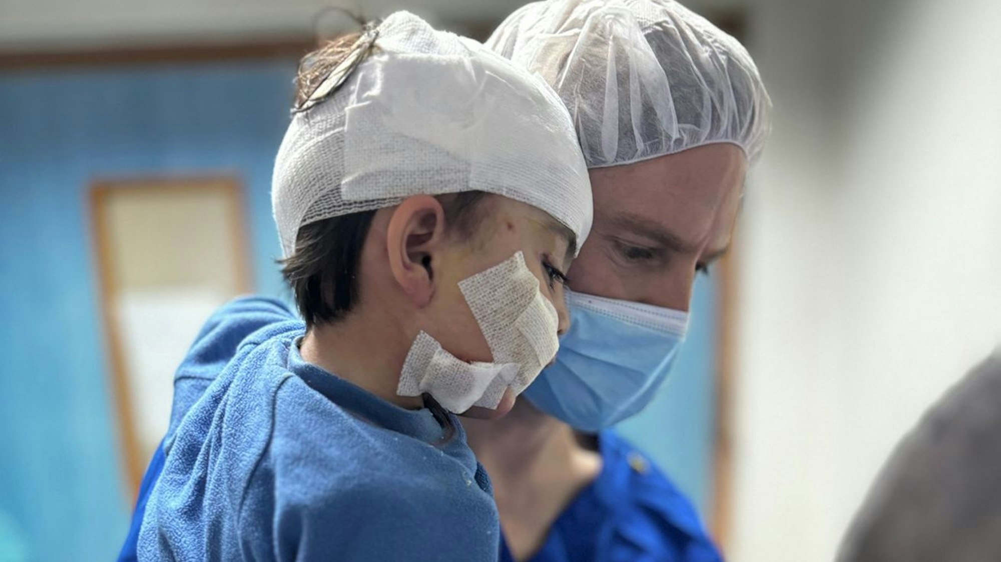 Rafah, Gaza: Dr. Jan Wynands mit seiner kleinen Patientin.