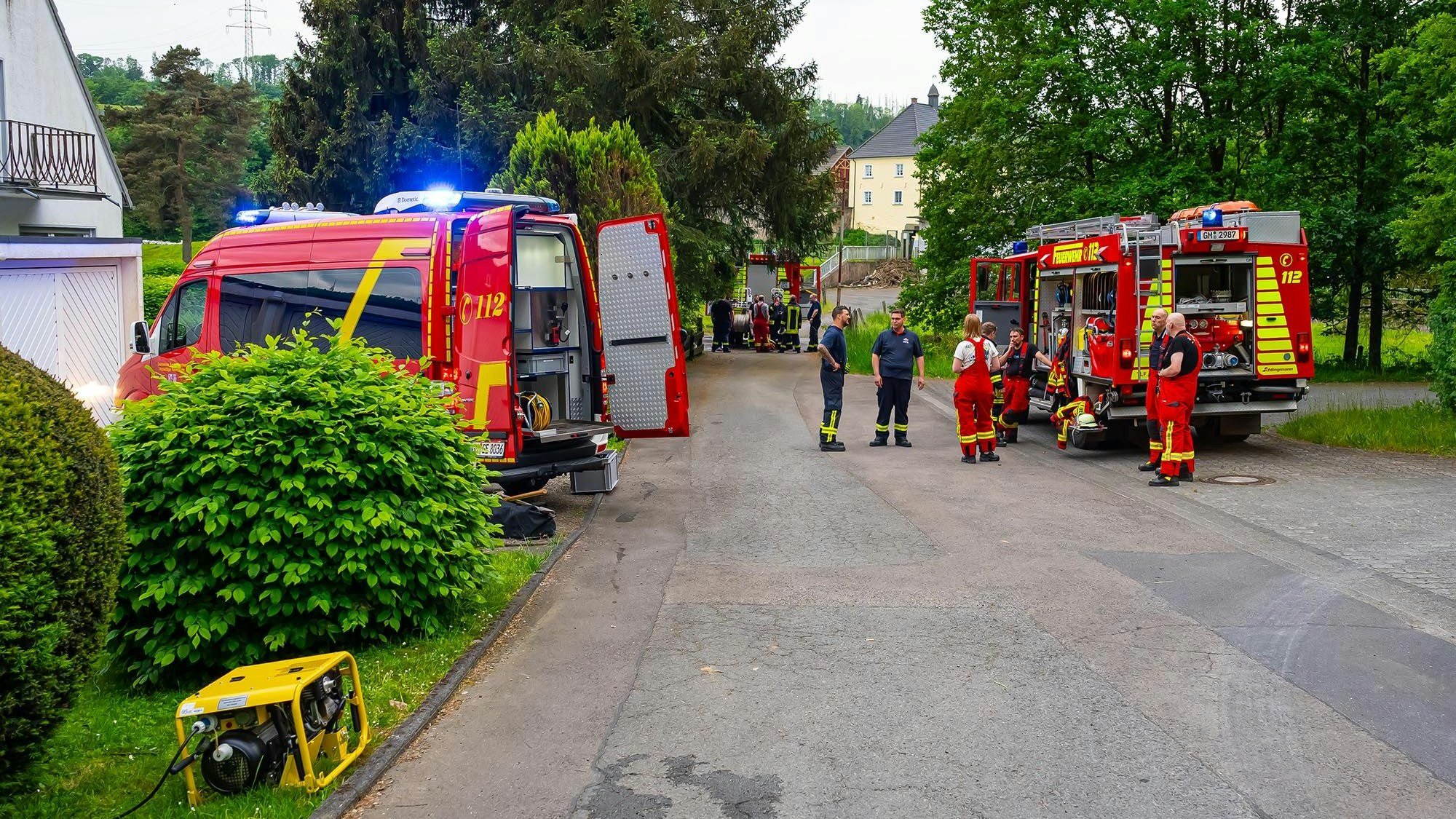 Feuerwehrleute im Einsatz in Engelskirchen.