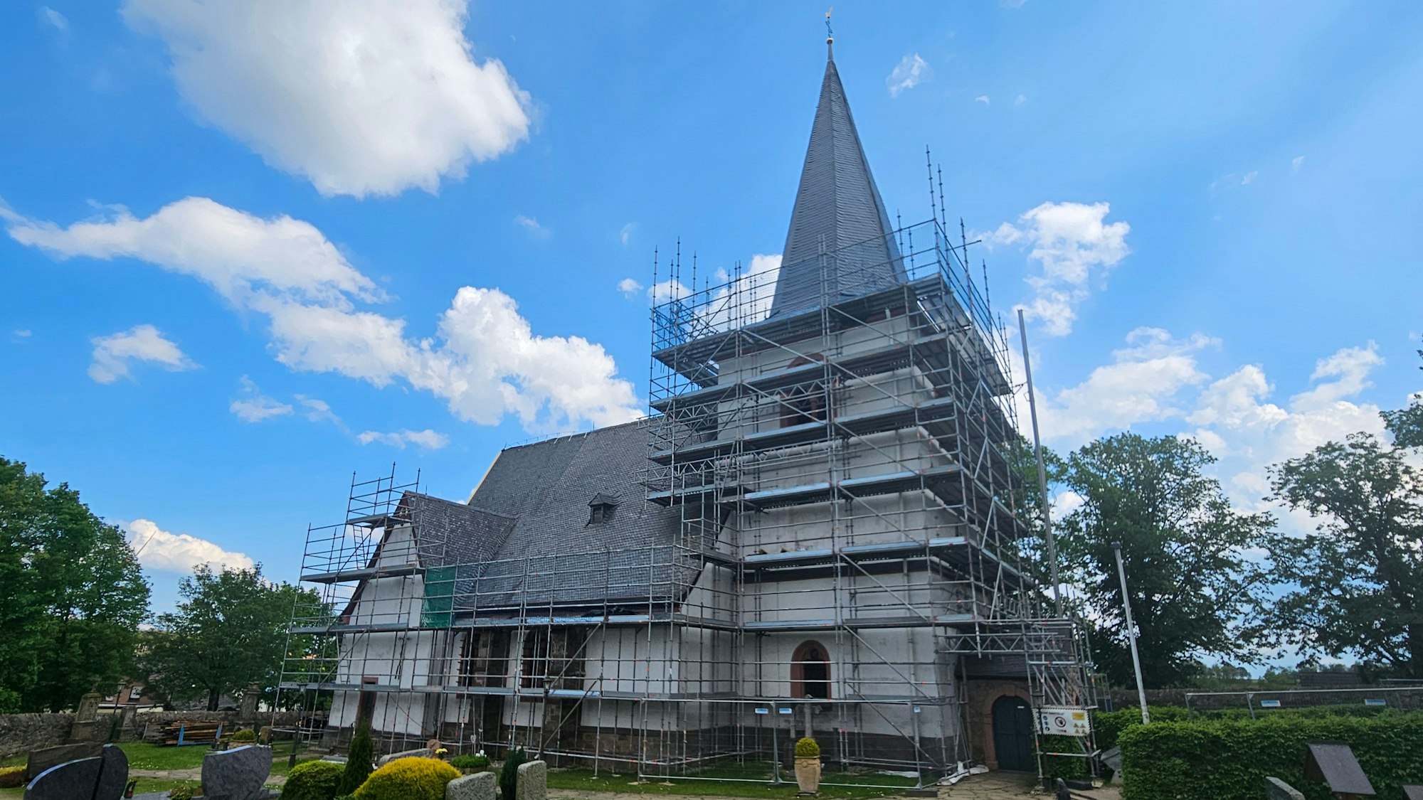 Blick auf die eingerüstete Dotteler Kirche.