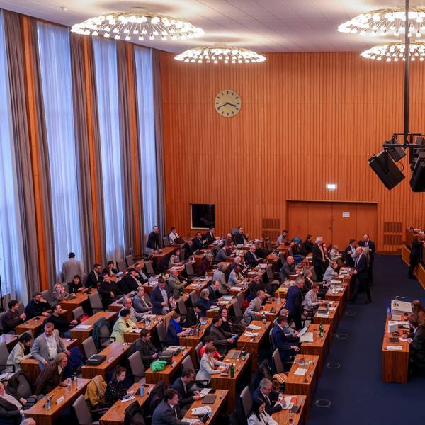 23.03.2023, Köln: Die Kölner Oberbürgermeisterin Henriette Reker sitzt auf ihrem Platz im Ratssaal vor der Ratssitzung im Rathaus in Köln. Foto: Thilo Schmülgen