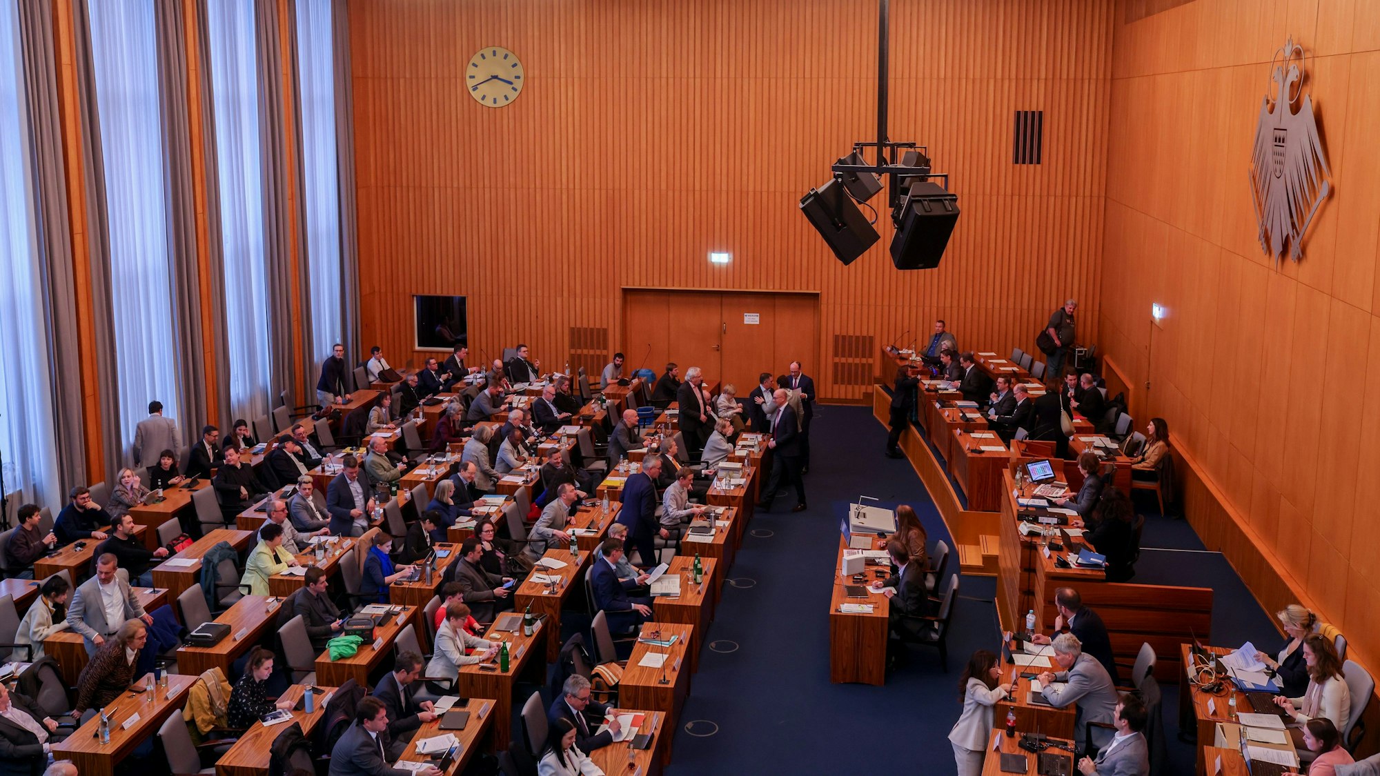 23.03.2023, Köln: Die Kölner Oberbürgermeisterin Henriette Reker sitzt auf ihrem Platz im Ratssaal vor der Ratssitzung im Rathaus in Köln. Foto: Thilo Schmülgen