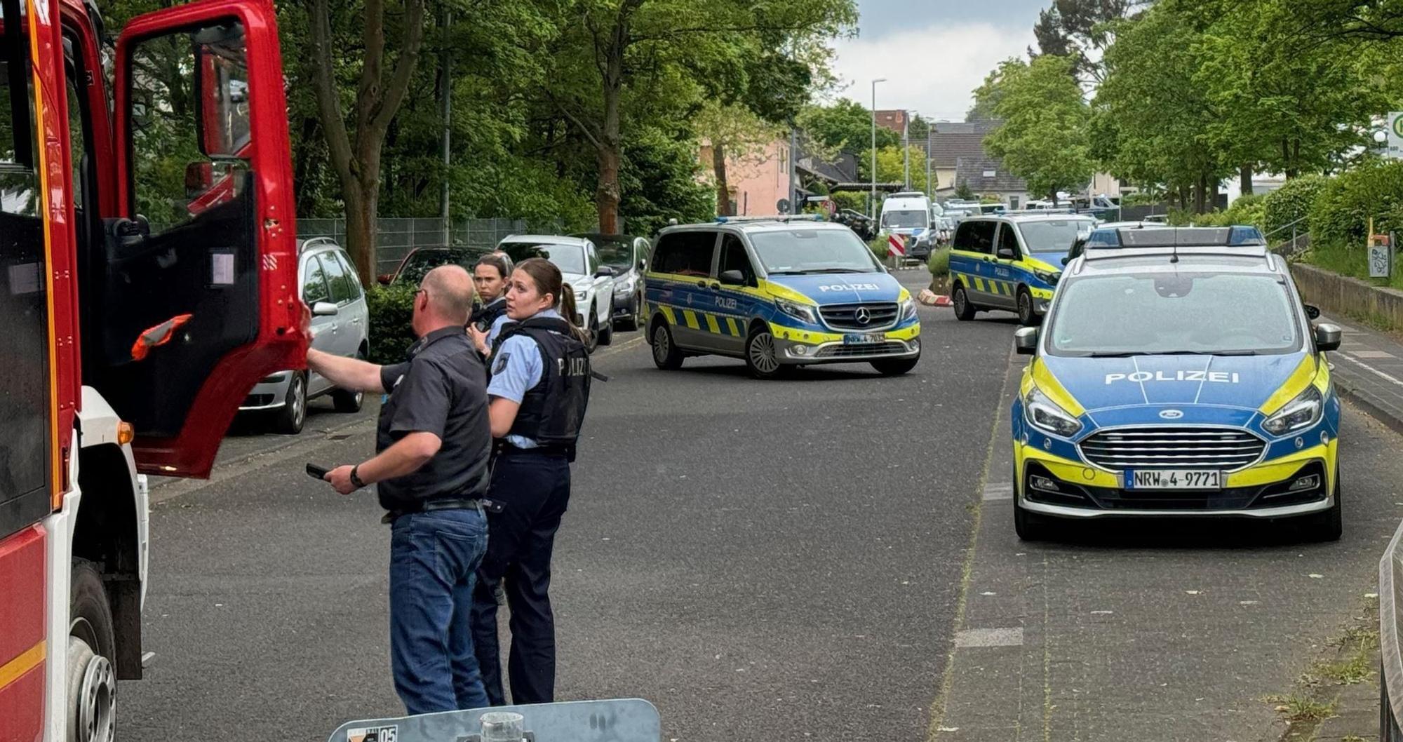 Die Polizei sperrte das Areal um die Schule mit einem Großaufgebot an Einsatzkräften und Fahrzeugen großräumig ab.