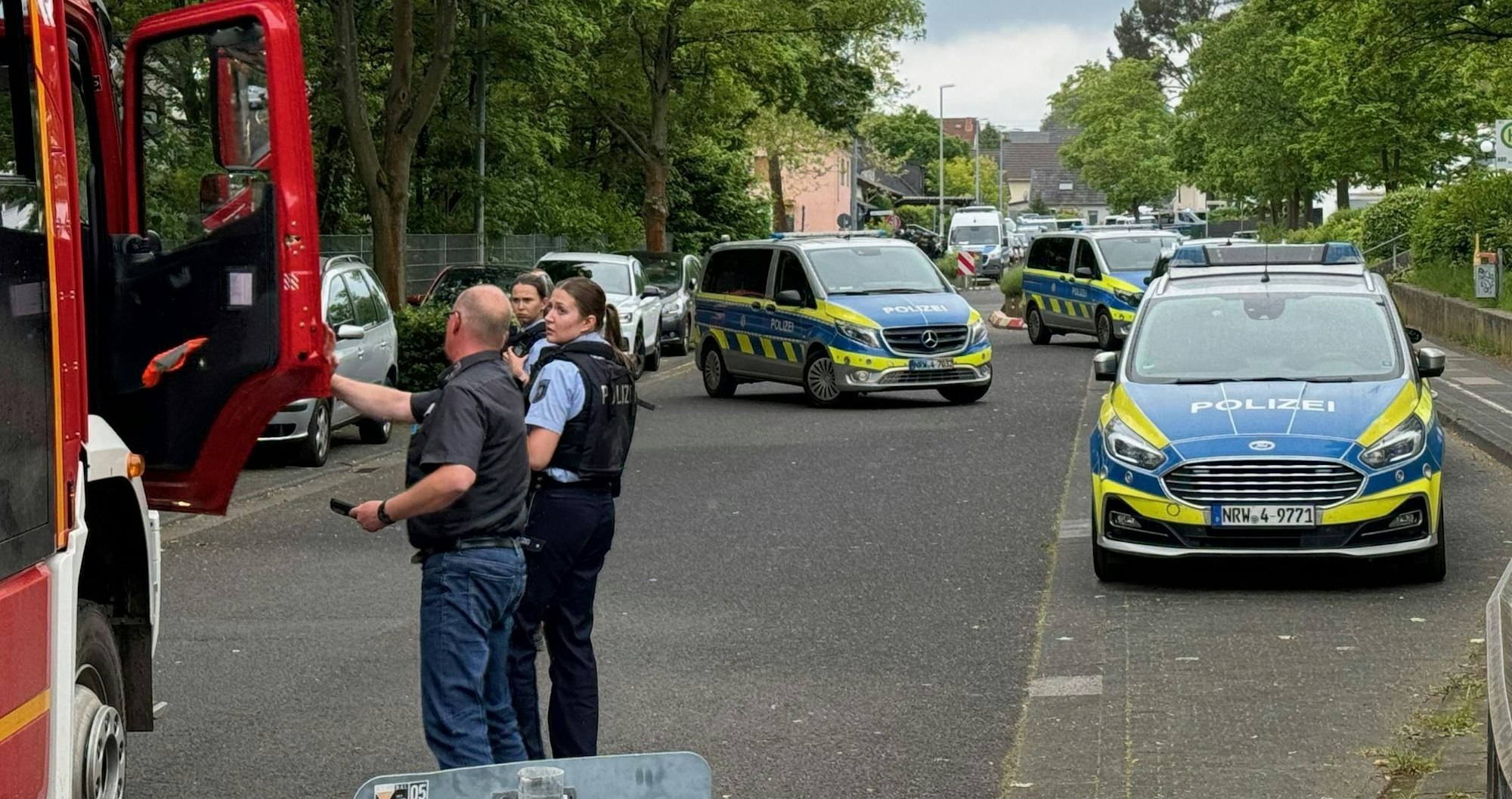 Die Polizei sperrte das Areal um die Schule mit einem Großaufgebot an Einsatzkräften und Fahrzeugen großräumig ab.