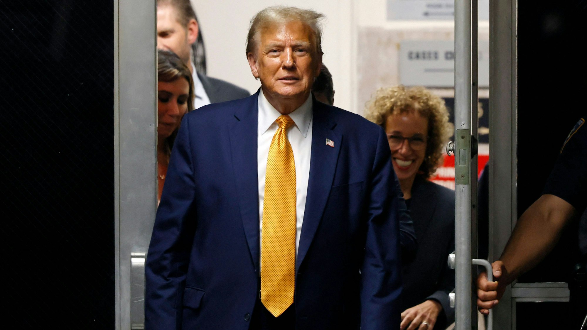 Offenbar gut gelaunt betritt Donald Trump das Gerichtsgebäude.