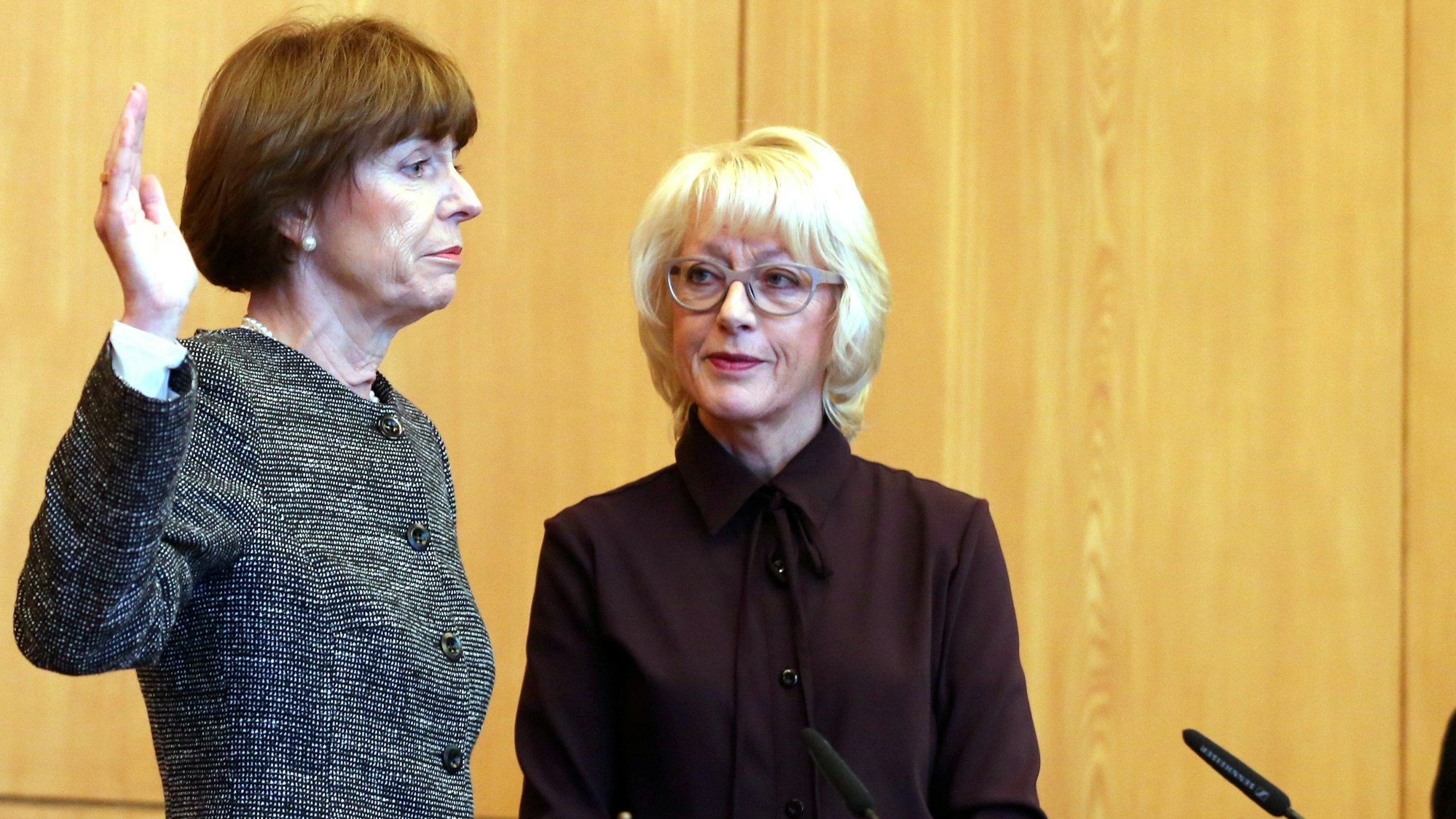 Vereidigung: Henriette Reker leistet am 15. Dezember 2015 ihren Amtseid. Zuvor hatte sie Bürgermeisterin Elfi Scho-Antwerpes (M.) ins Amt eingeführt.