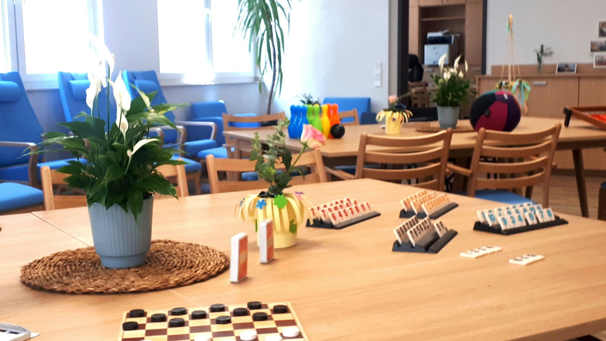 Blick in den Aufenthaltsraum der neuen Tagespflege „aktiv-er-leben Gartenstadt“ des AKV Longerich. Sie ist innerhalb der Senioren-Wohnanlage der Kölner Wohnungsgenossenschaft an der Graseggerstraße 6-8 entstanden.