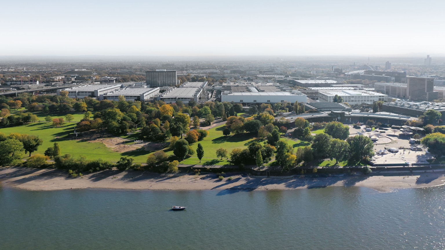 Das Luftbild zeigt die Kölner Messe: Links sind die Nordhallen zu sehen, rechts die Südhallen.