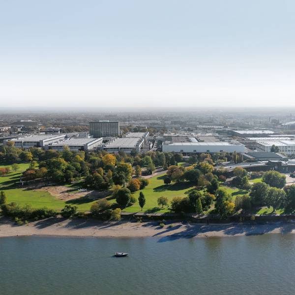 Bearbeitetes Luftbild der Messe Köln mit dem im vorigen Jahr eröffneten Confex