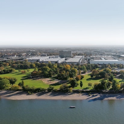 Das Luftbild zeigt die Kölner Messe: Links sind die Nordhallen zu sehen, rechts die Südhallen.