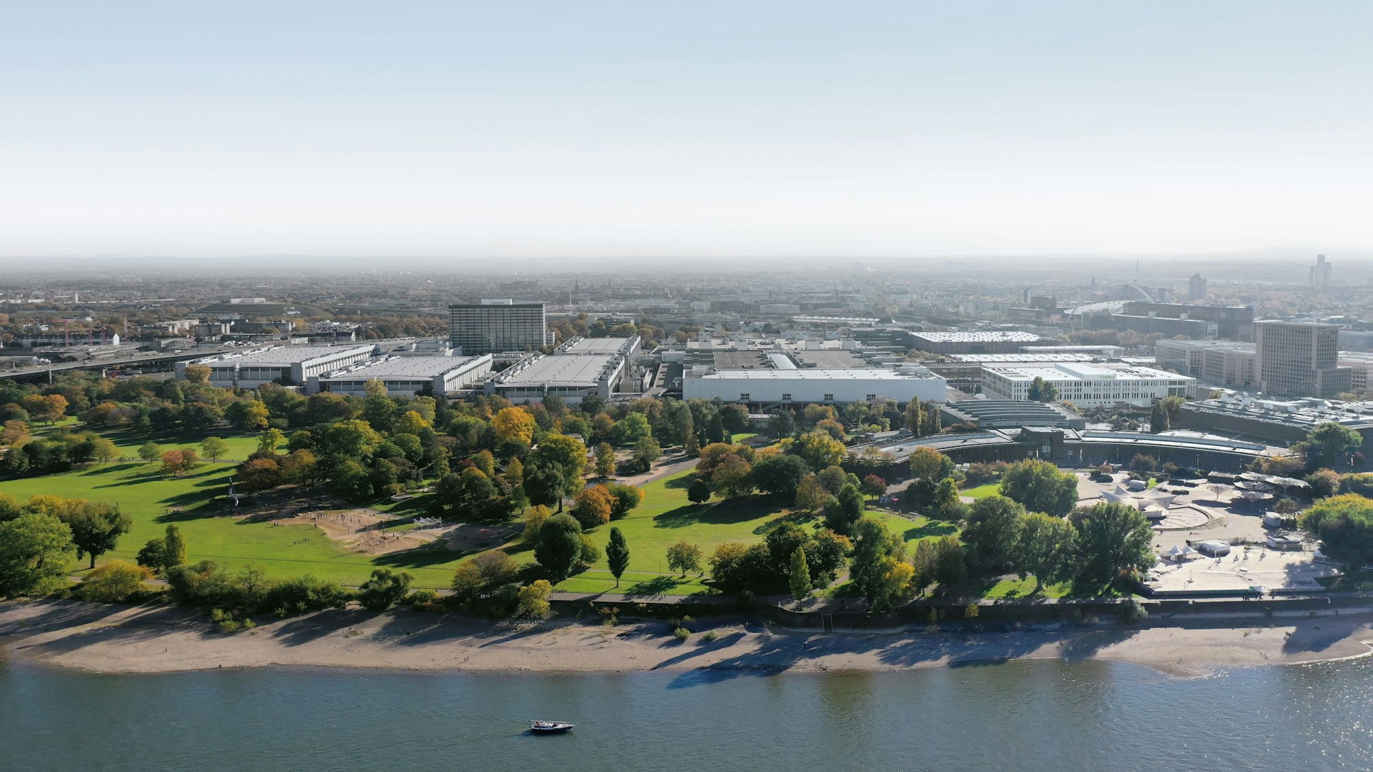 Bearbeitetes Luftbild der Messe Köln mit dem im vorigen Jahr eröffneten Confex