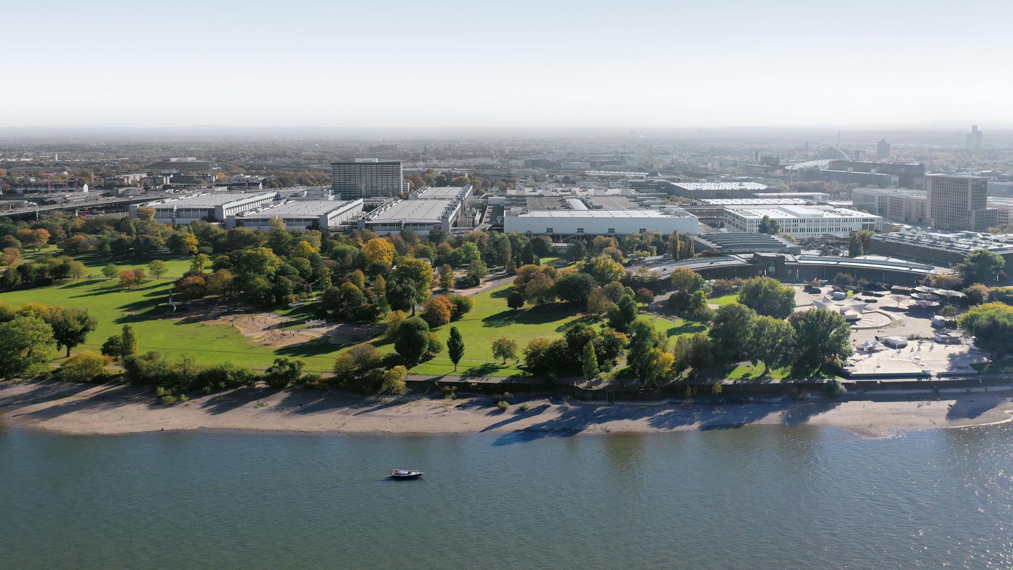 Das Luftbild zeigt die Kölner Messe: Links sind die Nordhallen zu sehen, rechts die Südhallen.