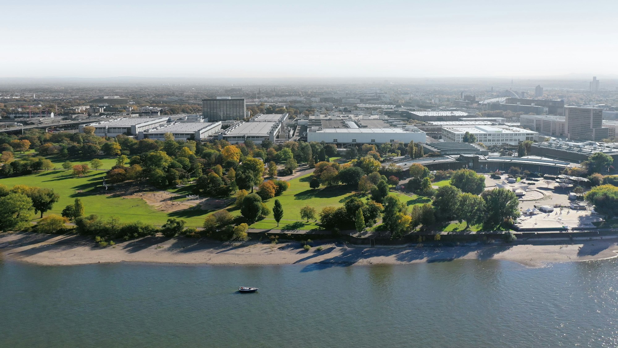 Das Luftbild zeigt die Kölner Messe: Links sind die Nordhallen zu sehen, rechts die Südhallen.