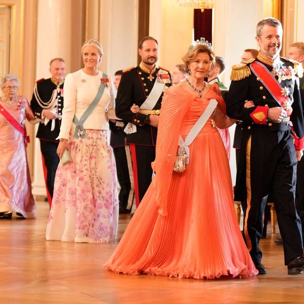 Norwegische Royals gehen zu einem Empfang.
