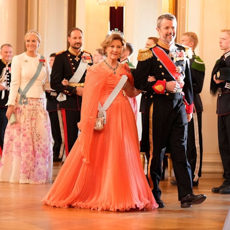 Norwegische Royals gehen zu einem Empfang.