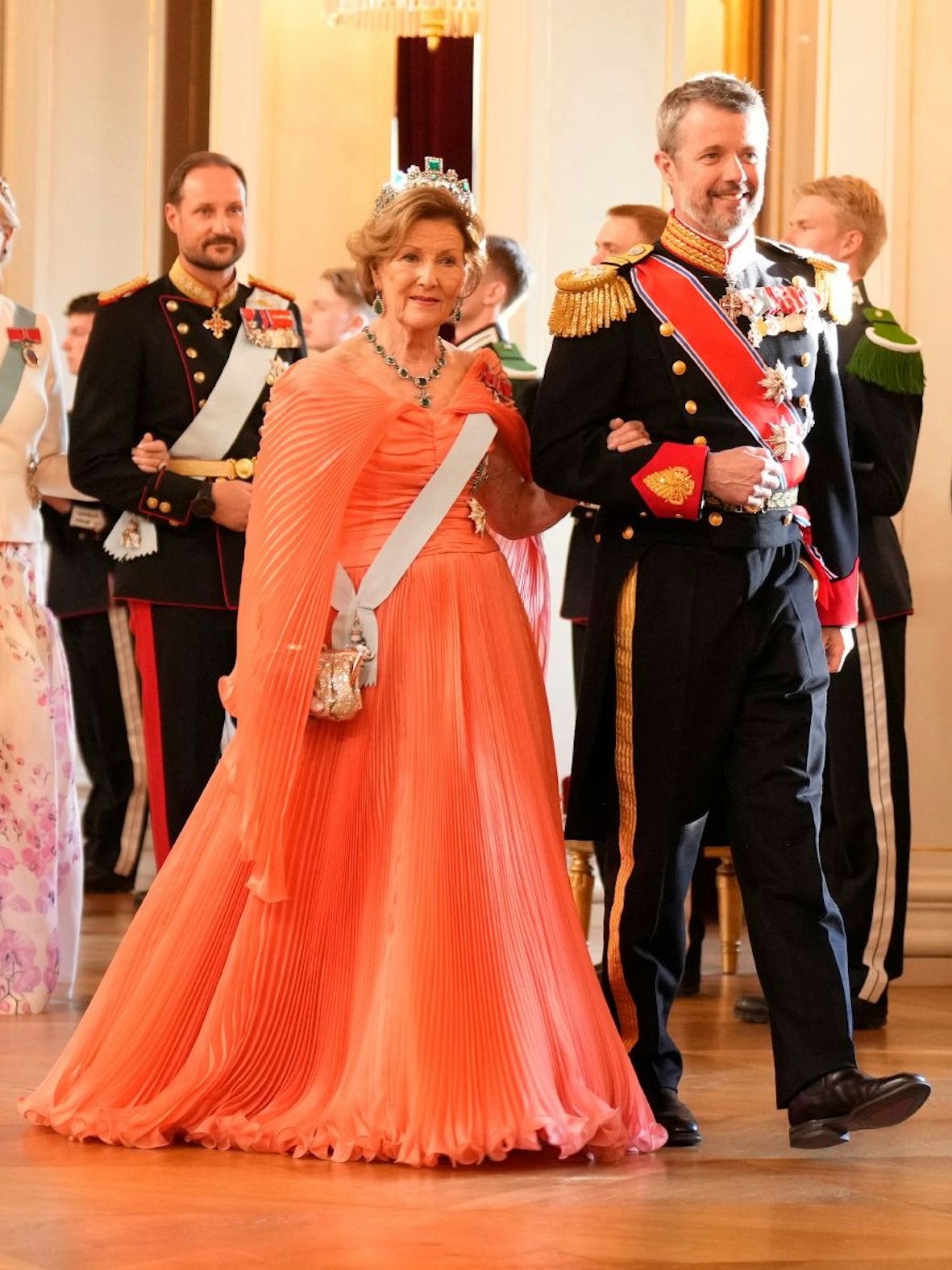 Königin Sonja von Norwegen kam mit König Frederik von Dänemark im Arm zum Galadinner.