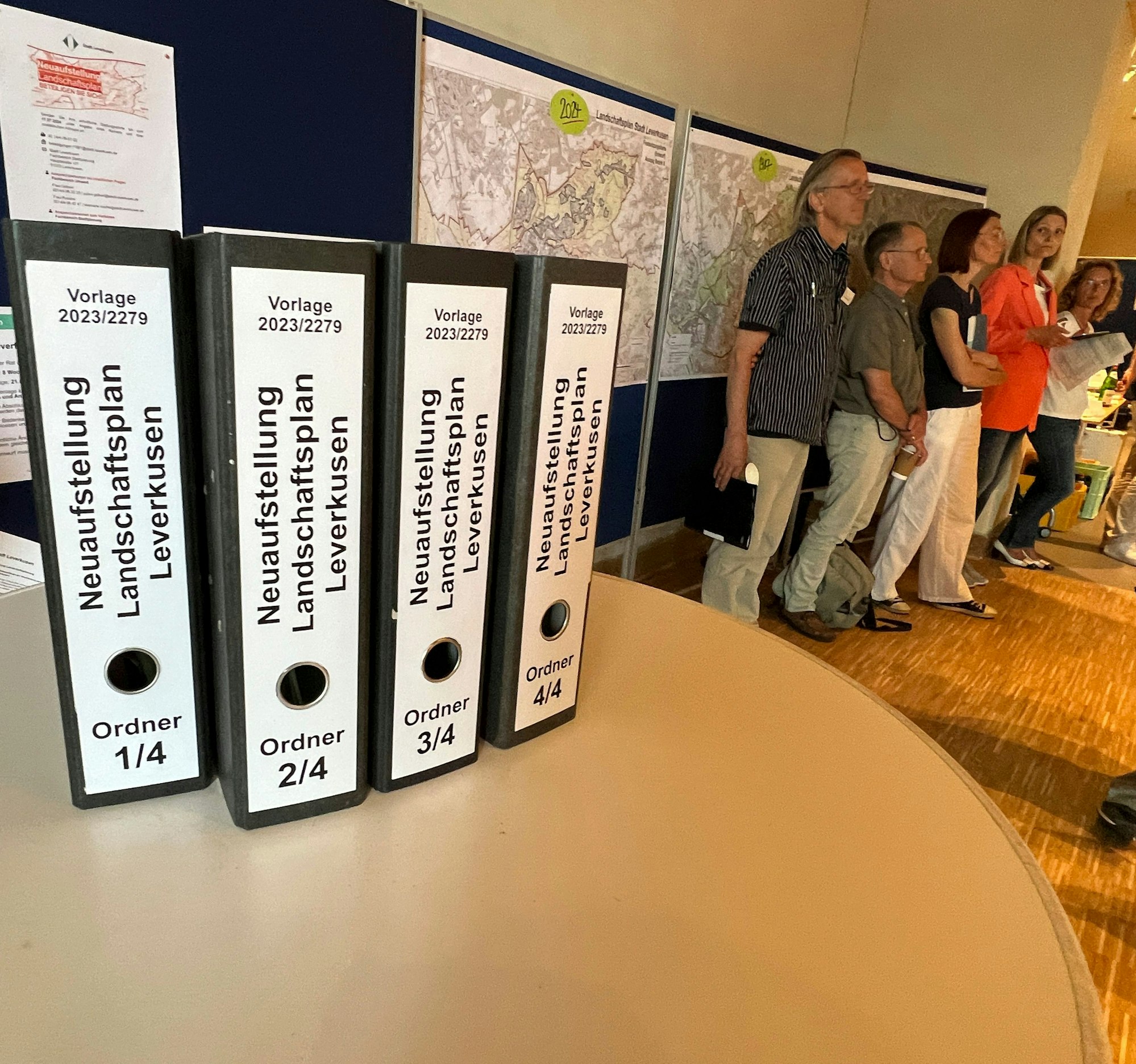 Vier Ordner füllt der Landschaftsplan-Entwurf.
