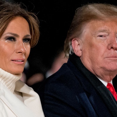 Melania Trump sitzt neben Donald Trump (Archivbild)