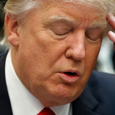 Donald Trump kann die Aussagen des Kronzeugen Michael Cohen offenbar nur mit geschlossenen Augen ertragen. US-Medien mutmaßten gar, der Ex-Präsident sei während des Prozesses eingeschlafen. (Symbolbild)