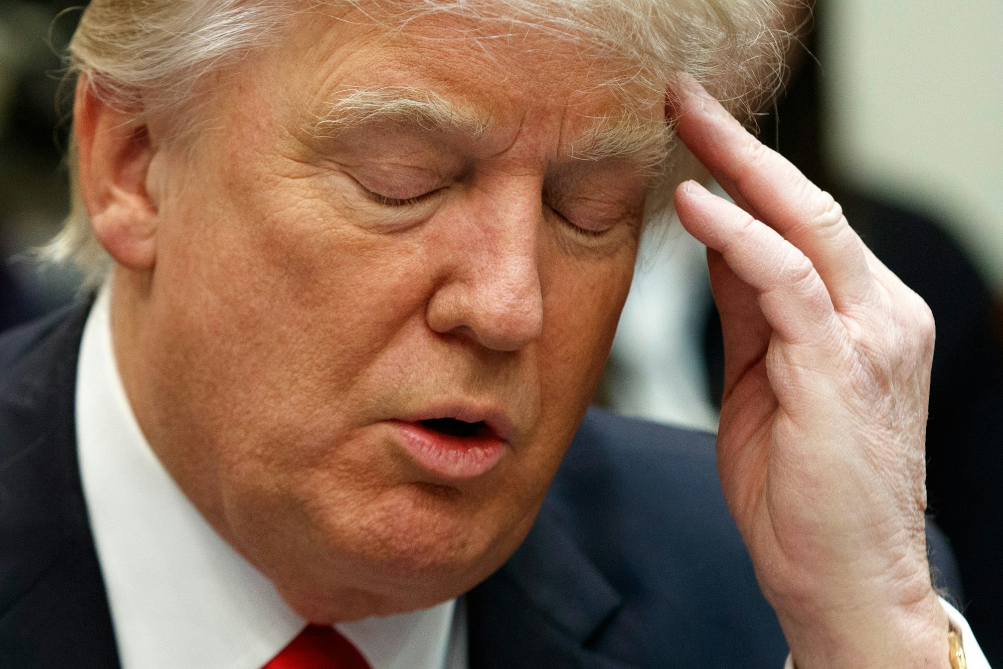 ARCHIV - US Präsident Donald Trump fasst sich während eines Treffens mit Geschäftsleuten am 30.01.2017 im Weißen Haus in Washington an den Kopf. (zu dpa «Hat Trump sein Watergate? Die dunklen Wolken über dem Weißen Haus» vom 16.02.2017) Foto: Evan Vucci/AP/dpa +++ dpa-Bildfunk +++