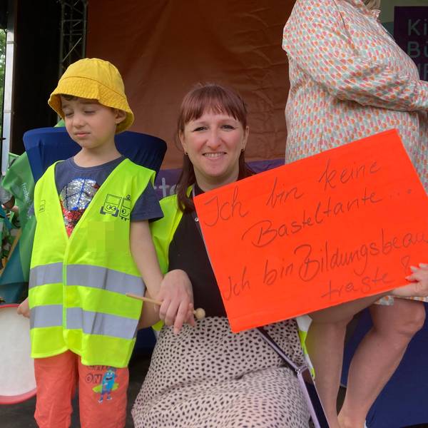 Kita-Demo in Düsseldorf mit Petitionsübergabe an NRW-Familienministerin Paul