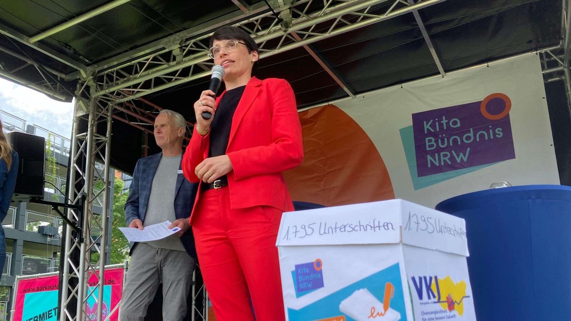 Kita-Demo in Düsseldorf mit Petitionsübergabe an NRW-Familienministerin Josefine Paul, die gerade spricht.