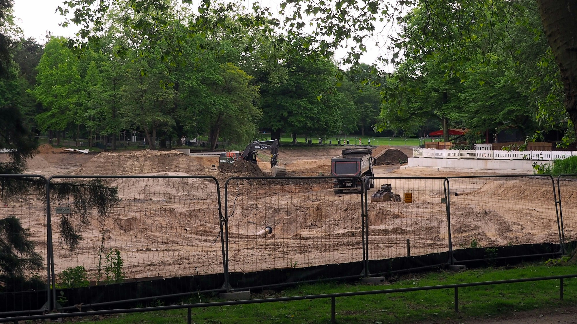Die neue Ufermauer ist fertig. Ab September soll wieder Wasser in den Weiher eingelassen werden.