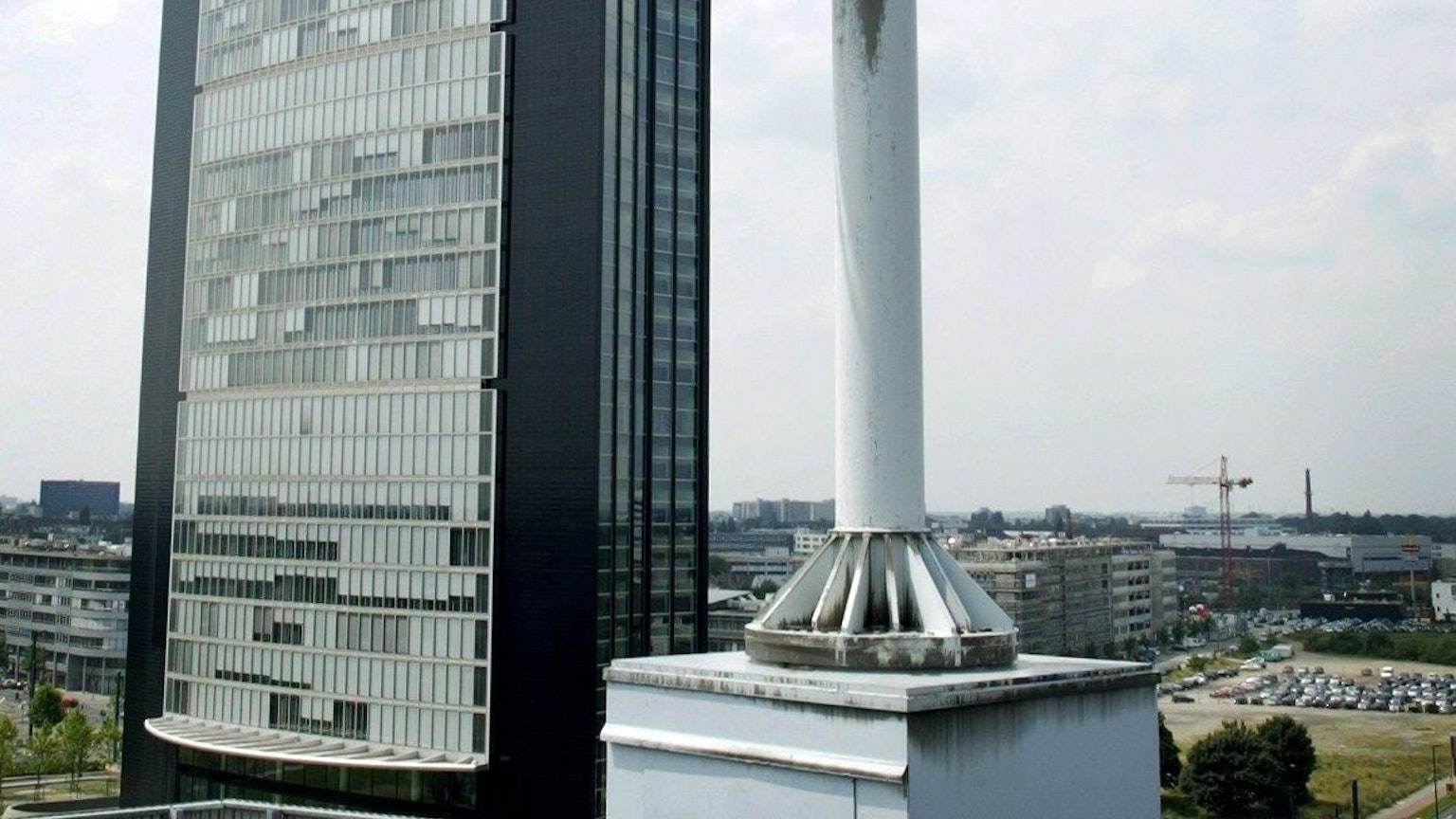 Das Arag-Versicherungs-Logo vor der Verwaltungszentrale in Düsseldorf