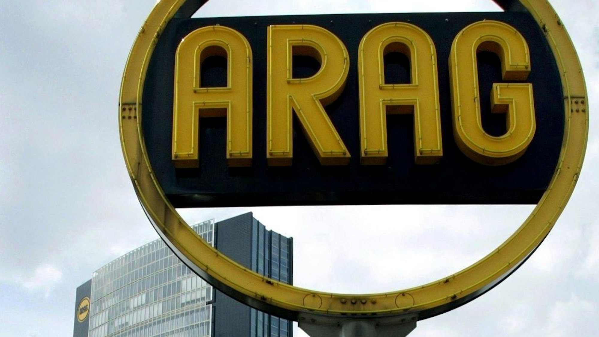 Das Arag-Versicherungs-Logo vor der Verwaltungszentrale in Düsseldorf