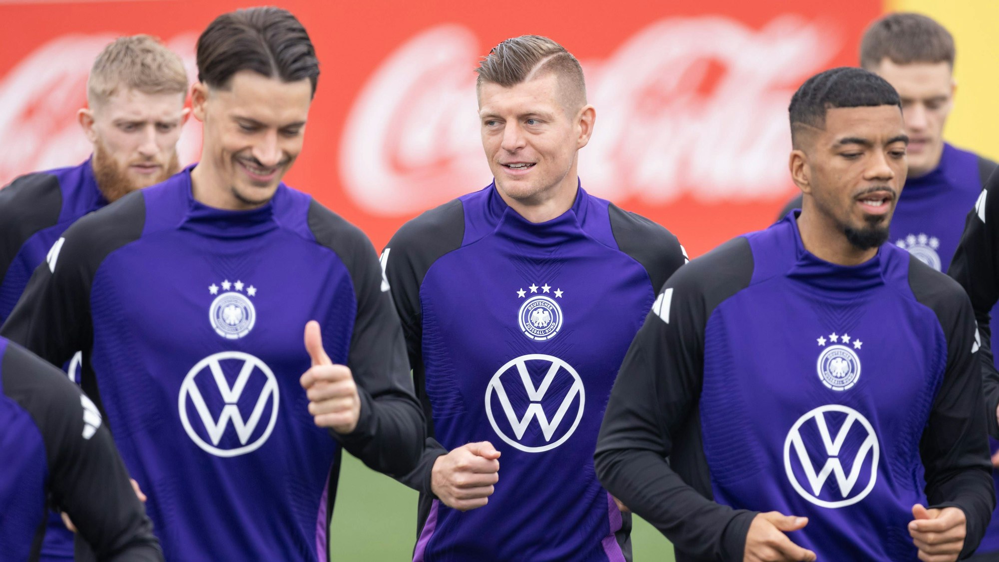 Nationalspieler Toni Kroos (Mitte) unterhält sich beim Warmmachen mit dem DFB-Team mit seinen Kollegen. In seinem Podcast hatte der 34-Jährige die EM-Nominierung von Leverkusens Robert Andrich bekannt gegeben.
