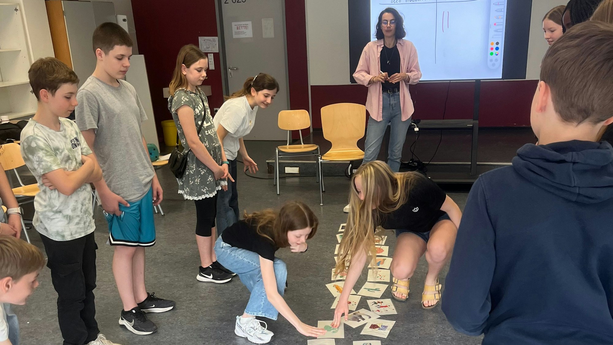 Lehrerin mit Kindern