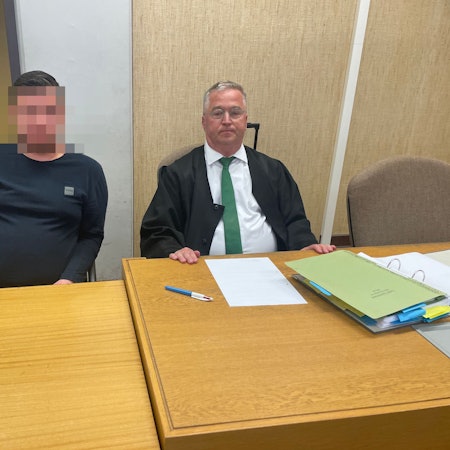 Der Angeklagte mit seinem Verteidiger Lars Leininger im Kölner Amtsgericht