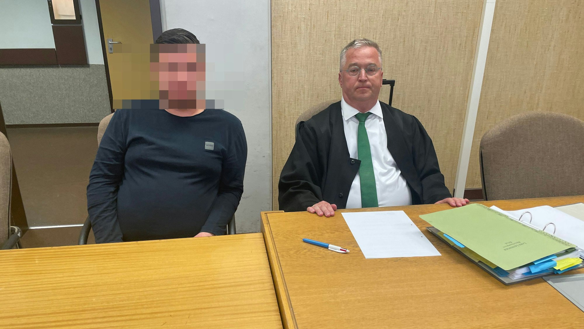 Der Angeklagte mit seinem Verteidiger Lars Leininger im Kölner Amtsgericht