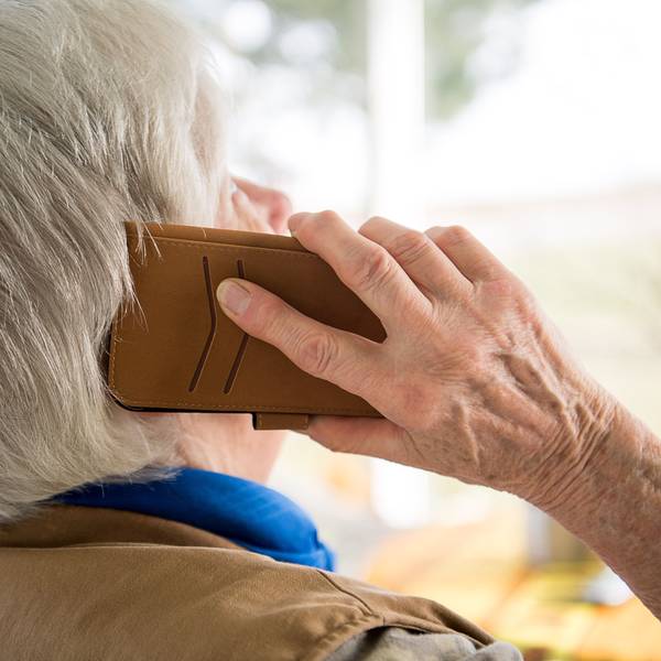 Eine Seniorin telefoniert mit ihrem Smartphone.