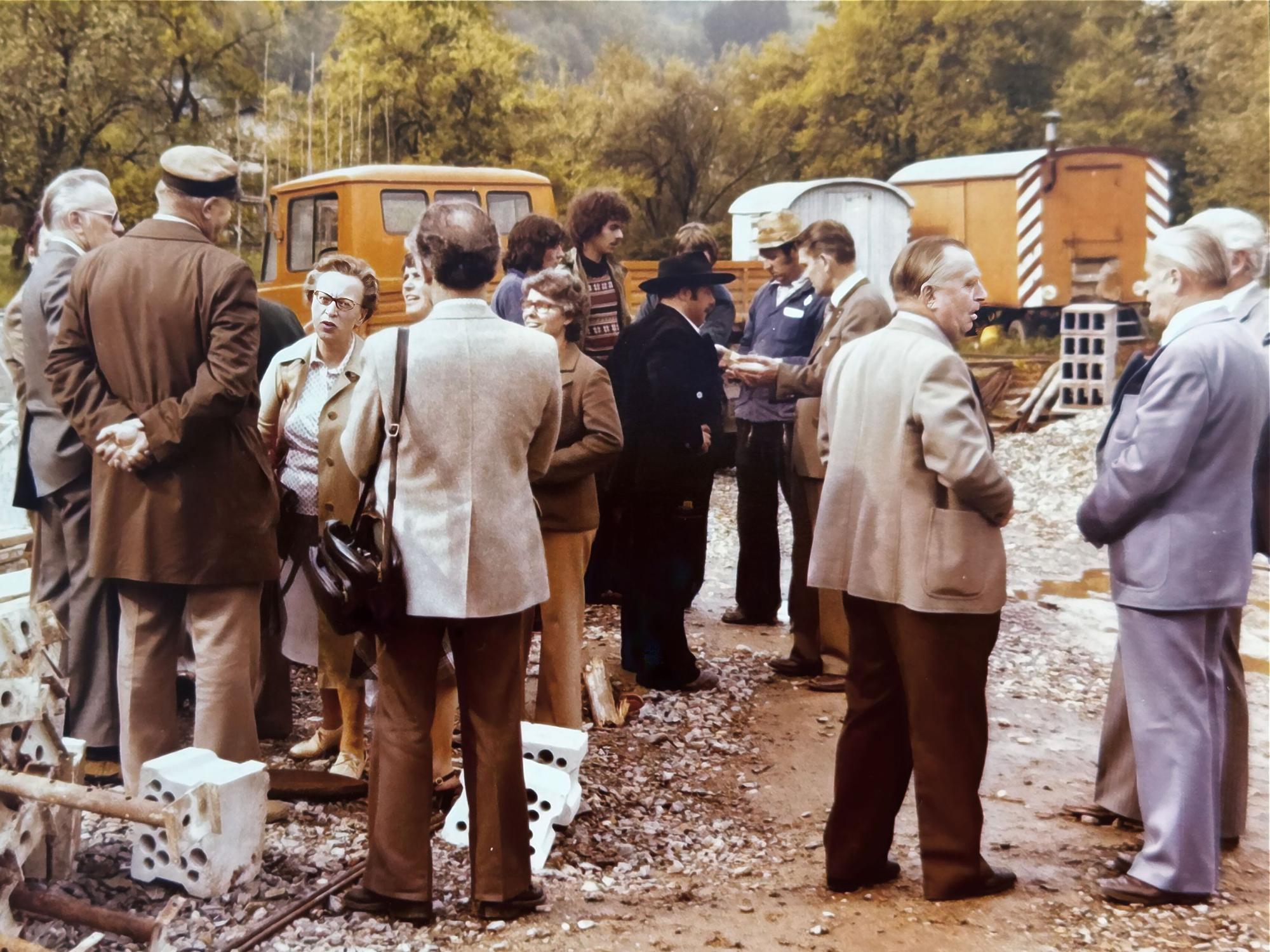 Gruppenbild nach dem Richtspruch. Auf einer der Baustellen an der Brückenstraße in Engelskirchen-Ründeroth, circa 1978.