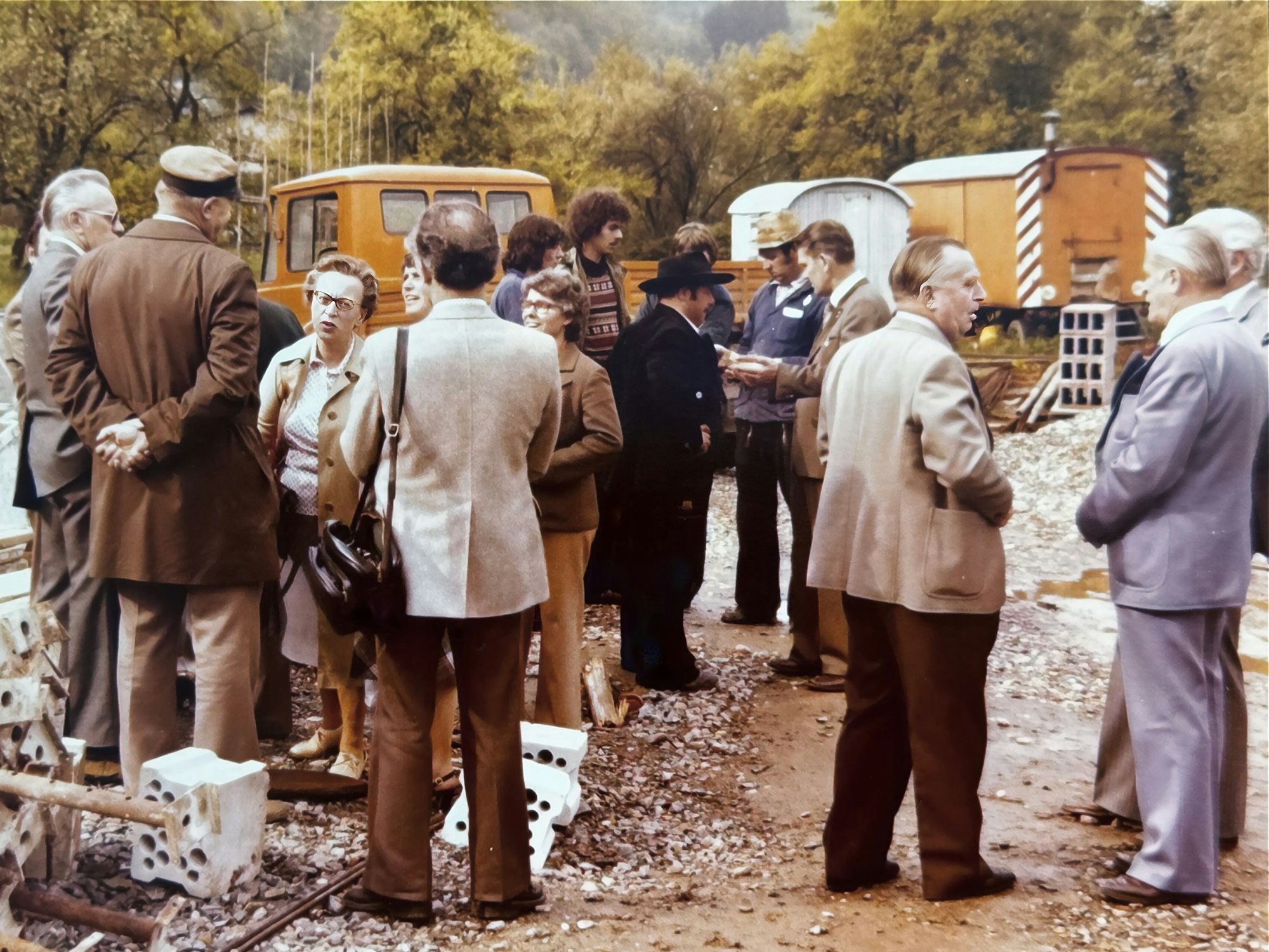 Gruppenbild nach dem Richtspruch. Auf einer der Baustellen an der Brückenstraße in Engelskirchen-Ründeroth, circa 1978.